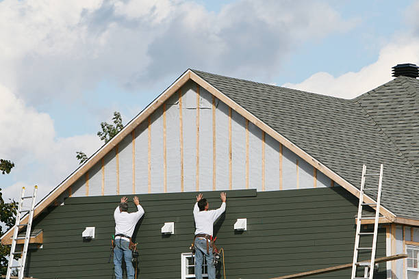 Professional Siding technician working in Woodsboro, MD